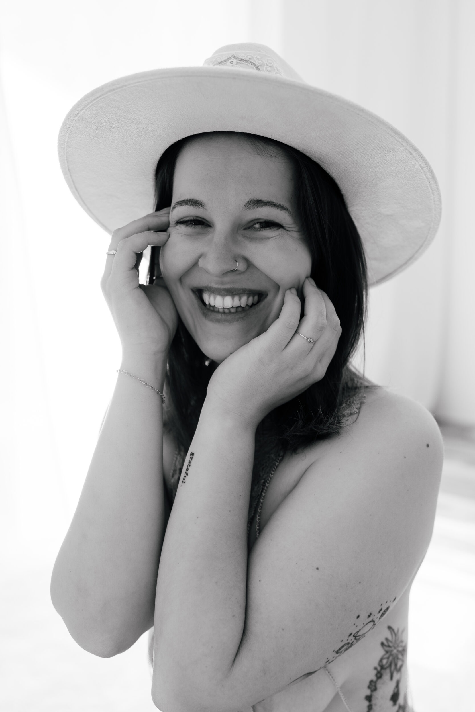 Das Boudoir-Shooting war einfach nur großartig!! Pia ist so sympatisch und kreativ und weltoffen und lustig! Und die Atmosphäre war absolut wohlfühlig, ich hatte tierisch viel Spaß! Kann ich absolut allen NUR empfehlen!!😍😍😍 Und die Bilder erst... bin immer noch sprachlos, wie toll das alles geworden ist! Sprachlos und absolut verzaubert!